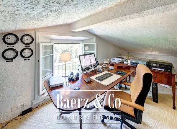 photo 14 Provençal in a gated domain.