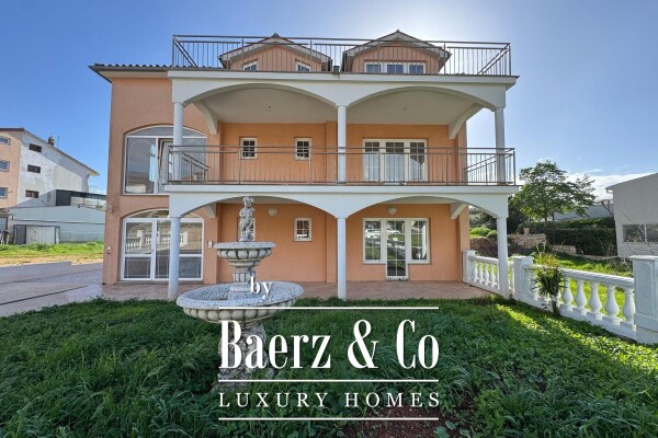 photo 1 Fažana, Valbandon, luxurious villa with three residential units, NKP 360 m2