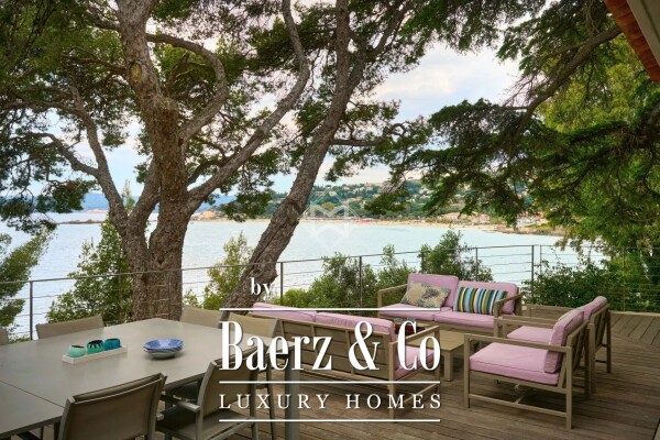 photo 2 Waterfront Villa with Private access to the beach and Dock - Le Lavandou