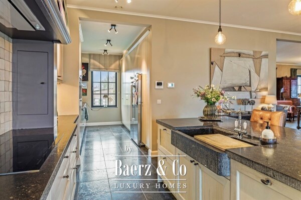 photo 8 Uitzonderlijke Duplex met zicht op kanaal, garage, carport en ruime (wijn)kelder!